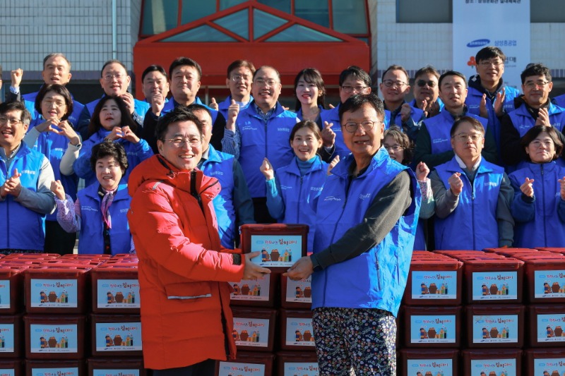 2. 최성안 삼성중공업 대표이사 부회장(오른쪽)이 박은덕 경남사회복지공동모금회 사무처장에게 임직원이 직접 담근 김장 김치를 전달하는 모습.JPG