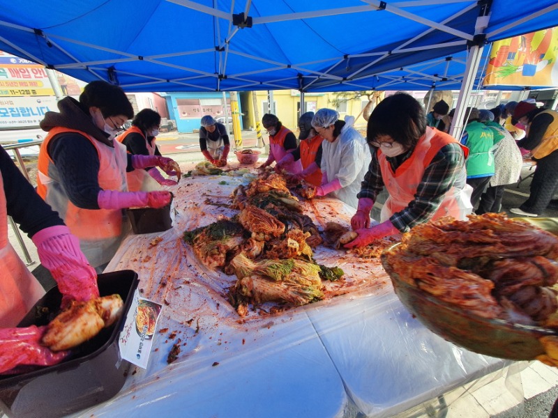 11-2. 동부면 주민자치회 김장나눔으로 이웃사랑 실천1.jpg