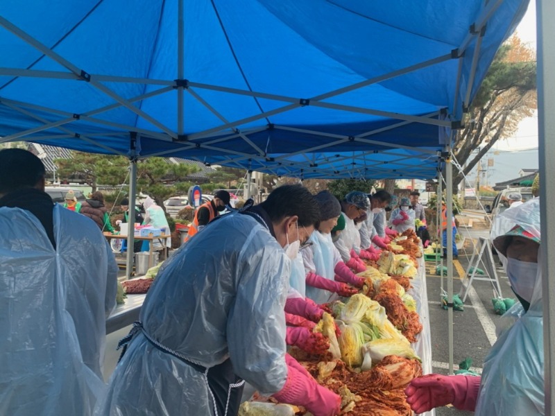 6-2. 사랑을 버무려 희망을 나눕니다 사랑의 김장나눔 행사(2).jpg