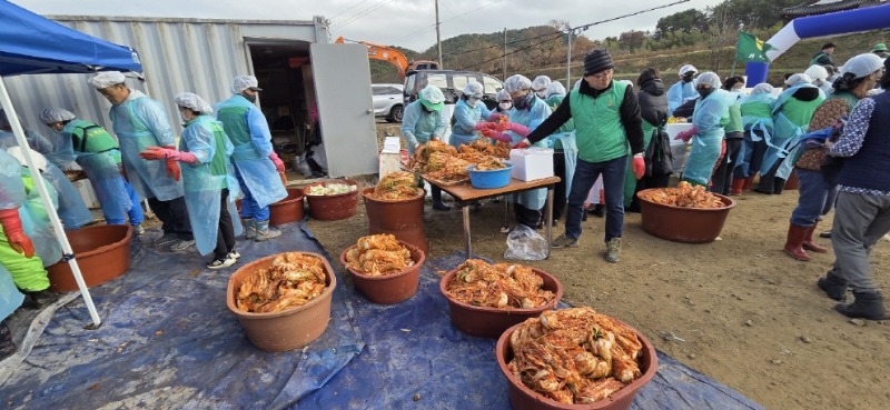 관련사진(하청면 새마을 부녀회, 이웃사랑 김장나눔 행사 참여로 따뜻한 온정 나눠) (1).jpg