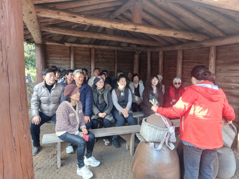 4-3. 동부면 주민자치회_동부면 주민자치회 위원들이 제주 동충하초 영농법인 관계자로부터 주민 참여 사업에 대한 설명을 듣고 있다..jpg