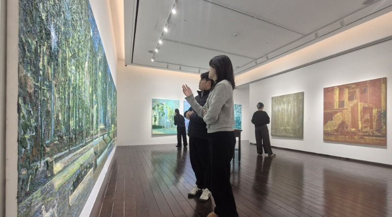 거제 삼성호텔 _갤러리 긴들_에서 류장복 작가의 초대전 작품을 호텔 방문객들이 관람하고 있는 모습 2.jpg