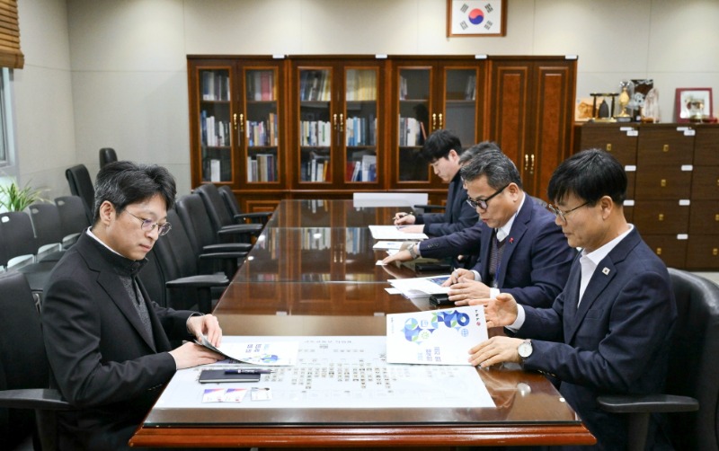관련사진(변광용 거제시장, ‘거제-가덕도신공항 연결철도’건설 촉구 서명부 전달) (3).jpg