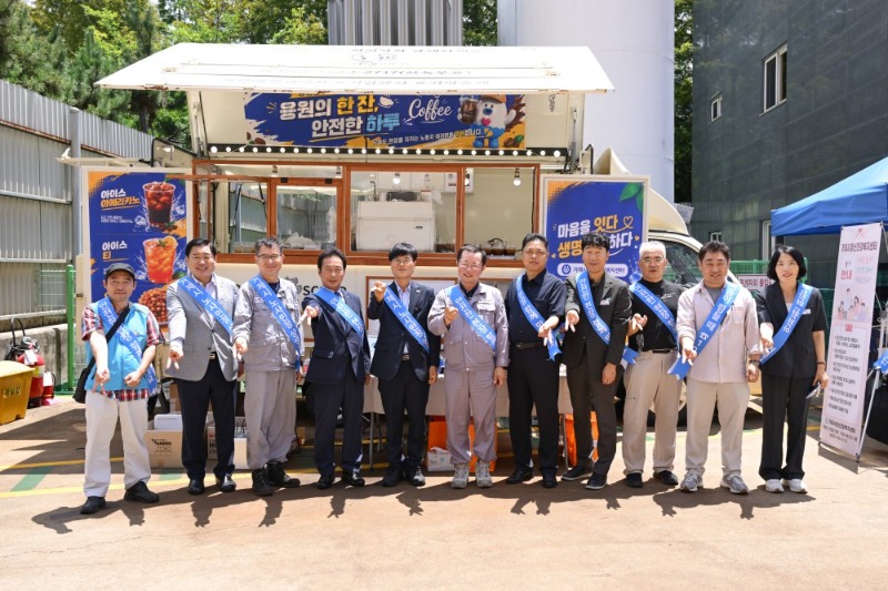[크기변환]관련사진(폭염 속 조선 현장 찾은 거제시 노사민정， _상생응원단_ 커피차 운영2).jpg