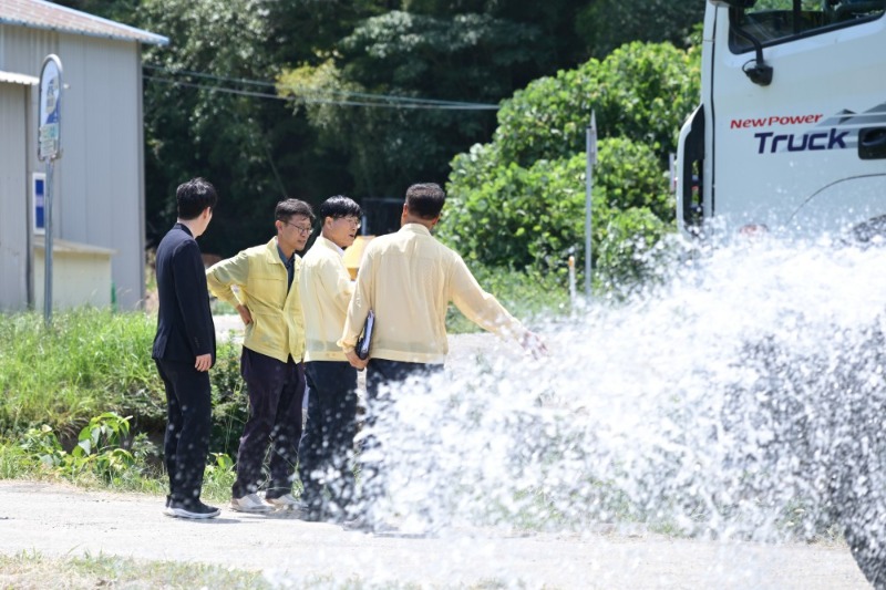 [크기변환]관련사진(변광용 거제시장, 가뭄 피해 현장 점검... 농업용수 확보 총력3).jpg